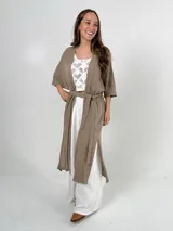 Kimono largo color beige, confeccionado en hilo italiano. Incluye lazo para usar como choker o cinturón.