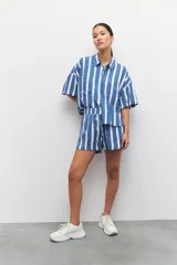 Short pijama con rayas verticales azules y blancas, con elástico en la cintura y cordones ajustables.
