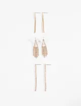 Set de tres pares de caravanas doradas con strass: un par de cadenas finas colgantes, un par de aros colgantes con forma de lágrima y un par de cadenas de strass colgantes.