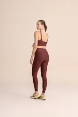 Top deportivo color bordó con breteles anchos y escote redondo. Presenta logo de la marca en el frente.