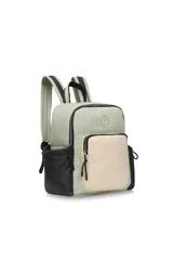 Mochila de poliéster color verde claro con detalles en negro y beige. Tiene un bolsillo frontal con cierre, dos bolsillos laterales y correas ajustables.