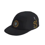 Gorro tipo camper negro con textura microperforada, visera corta y construcción plegable. Presenta un bordado frontal de un sol estilizado en tonos naranjas y un bordado lateral de una serpiente con una hoja en tonos amarillos y blancos.