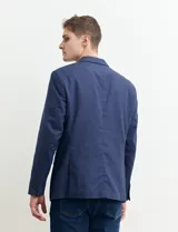 Saco azul de corte clásico con solapas de muesca, cierre de dos botones, bolsillo en el pecho y bolsillos laterales con solapa.