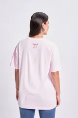 Remera rosa de corte amplio con estampa de Minnie Mouse enmarcada en rojo.