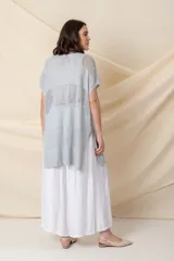 Chaleco largo de lurex calado color dorado, con escote en V.