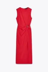 Vestido midi rojo de cuello redondo y sin mangas, con detalle de pliegues y fornitura en la cintura, y abertura frontal en el bajo.