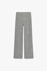 Pantalón gris jaspeado de tejido bouclé, tiro alto, cintura elástica y pierna ancha.