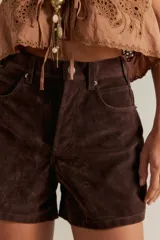 Short de tiro alto color marrón, con cierre frontal y bolsillos laterales.