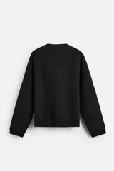 Sweater negro de punto con cuello redondo y mangas largas.
