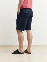 Bermuda de gabardina color marrón con bolsillos cargo laterales y bolsillos traseros con solapa.