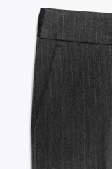 Pantalón tobillero gris oscuro a rayas, de tiro medio con cintura elástica en la espalda, bolsillos delanteros y falsos bolsillos de vivo en la espalda.