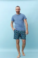 Bermuda de hombre azul con estampado de flores blancas y cordón ajustable en la cintura.