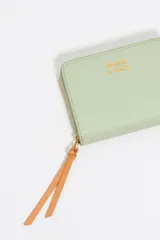 Monedero Bimba y Lola color naranja con textura granulada, logo dorado estampado, cierre de cremallera dorada y tarjetero interior.