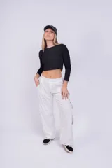 Remera negra manga larga, corte crop.