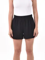 Short de tela color beige con textura acanalada y cintura elástica.