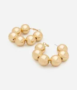 Aros dorados tipo argolla con esferas colgantes.