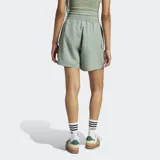 Short cargo verde con cintura elástica ajustable con cordón, bolsillos laterales con cierre a presión y logo de Adidas bordado en el lateral.