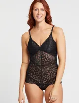 Body negro de encaje con busto sin aro y forro interno, breteles regulables y broches en la entrepierna.