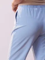 Pantalón capri de algodón color celeste, corte recto, con pretina elastizada y bolsillos laterales.