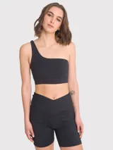 Top deportivo negro de un hombro con tirantes triples elásticados en la espalda, almohadillas removibles y calce regular.