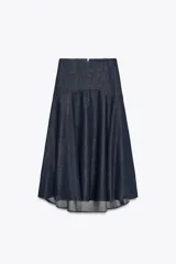 Falda midi de denim azul oscuro, de tiro medio, corte evasé y cierre trasero con cremallera metálica.