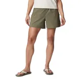 Short deportivo color verde oliva, con cintura elástica, bolsillos laterales y traseros, y tecnología Omni-Shade™ UPF 50 y Omni-Shield™ para protección solar y repelencia al agua.