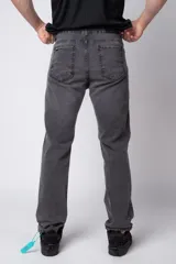 Pantalón jean azul de corte recto y ajuste relaxed fit, con bolsillos delanteros y traseros.