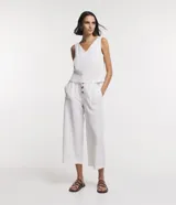 Pantalón blanco acampanado de viscosa con cintura mediana, cierre con botones y bolsillos laterales.