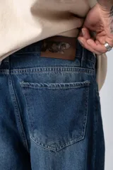 Pantalón de jean gris con efecto lavado, corte mom fit, tiro alto y pierna recta.