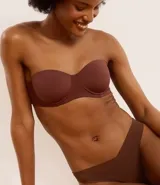 Soutien strapless color marrón, con copa hueca estructurada y tirantes finos extraíbles ajustables.
