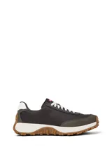 Championes Camper modelo D.Trail, color negro con detalles en gris y blanco.