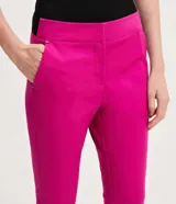 Pantalón de vestir color verde claro, de corte recto, con bolsillos laterales y traseros.