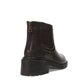 Botas tipo botineta color marrón, con suela track, paneles elásticos laterales y detalles de cierres decorativos en el costado.