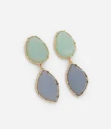Maxi aros colgantes con baño de oro claro y piezas de resina contrastantes en celeste y lila.