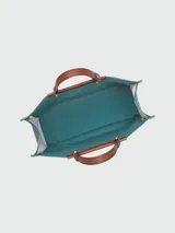 Bolso tipo shopper Longchamp modelo Le Pliage Cabas L, color verde esmeralda con solapa y asas cortas de cuero marrón.
