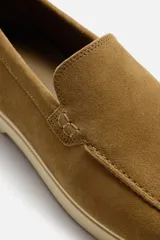 Mocasín casual de hombre color beige, fabricado en piel serraje, con corte liso, detalle de bordón y suela a contraste.