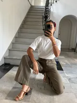 Sandalias de cuero color beige con dos tiras finas en el empeine, tira al tobillo con hebilla y tacón cuadrado de madera.