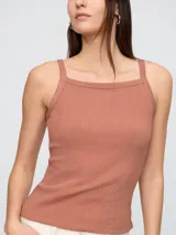 Musculosa celeste de punto canalé, con cuello cuadrado y tirantes anchos.