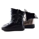 Bota de caña media color negro, con plataforma y diseño acolchado.