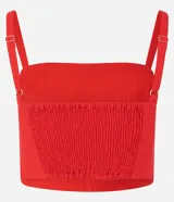 Blusa cropped sin mangas confeccionada en viscolino, color rojo, con escote recto, pliegues en el busto y breteles finos ajustables. Posee lastex en la espalda.