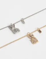 Set de dos collares con cadena plateada y dorada, con dijes de gato dorado con strass y perro plateado con strass.