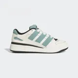 Championes Adidas Forum 2000, color blanco con detalles en celeste y negro. Presentan las tres tiras laterales en celeste y cordones blancos.