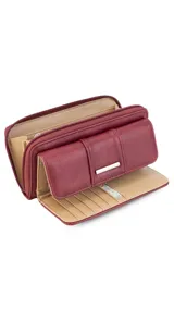 Billetera larga color beige, con solapa y broche a presión. Tiene un compartimento frontal con tarjeteros, visor y bolsillos, y un compartimento posterior con monedero con cierre, tarjeteros y bolsillos. Incluye un bolsillo trasero con cierre.