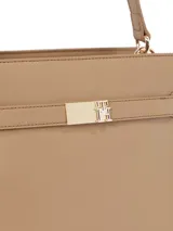 Cartera de hombro color beige con correa ajustable, cierre de solapa, dos compartimentos principales, un compartimento con cremallera, un bolsillo interior con cremallera y el monograma TH en la parte delantera.