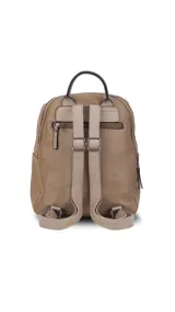 Mochila negra de símil cuero con apertura superior doble con cierres individuales. Bolsillos al frente con cierres metálicos, uno principal de mayor capacidad y dos pequeños. Correas largas a tono regulable con hebillas.
