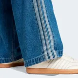 Pantalón de jean azul de corte ancho, con cintura con cordón ajustable y logo de Adidas bordado en blanco en el bolsillo trasero.