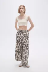 Pantalón palazzo estampado con cintura elastizada.