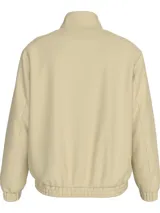 Campera color beige con cierre frontal, cuello alto, puños y bajo elásticos, bolsillos laterales y logo CK bordado en el pecho.