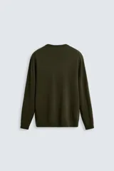 Jersey verde oscuro de punto fino, con cuello en V y mangas largas.