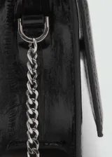 Bolso pequeño plateado con efecto piel y textura. Tiene bandolera y cierre de solapa con botón magnético.